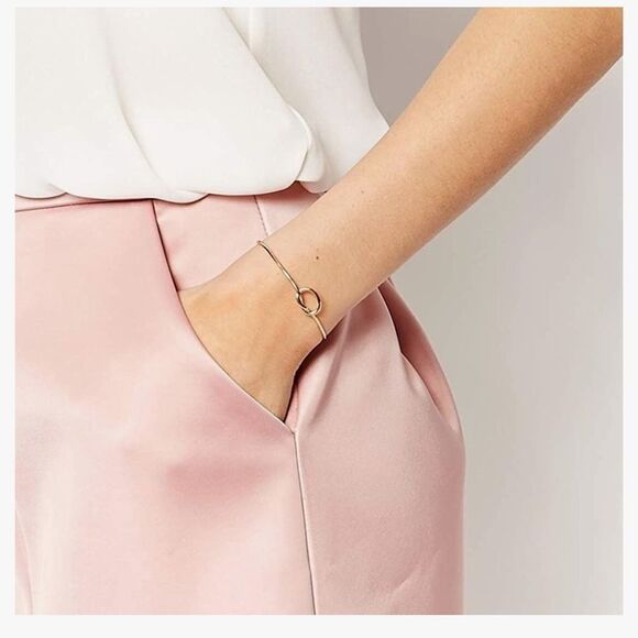 ⭐️Love Hearth Knot Cuff Silver Tone Fashion Bangle⭐️ - Picture 2 of 4